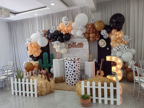 First Rodeo Birthday Boy Decor, Ranch Theme Party, Charro Theme Party For Boys, Charro Theme Party, Cowboy Birthday Party Decorations, Charro Theme, Cowboy Birthday Cakes, Barn Birthday Party, Rodeo Birthday Party