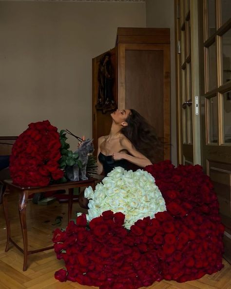 @tianakristi on instagram Kiara Aesthetic, Kiara Falcone, Twisted Emotions, Spoiled Wife, Floral Art Arrangements, Camorra Chronicles, Rose Aesthetic, Luxury Flower Bouquets, Bouquet Rose