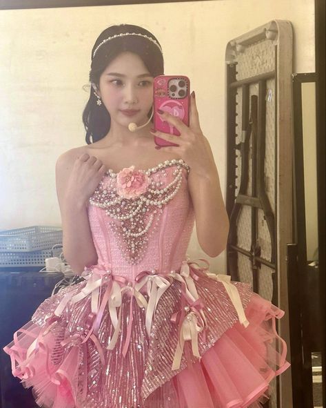 joy pink red velvet Joy Rainbow Dress, Joy Red Velvet Outfits, Red Velvet Outfits, Concert Outfits, Kpop Group, Red Velvet Joy, Manx, Girl Cakes, Pink Outfits