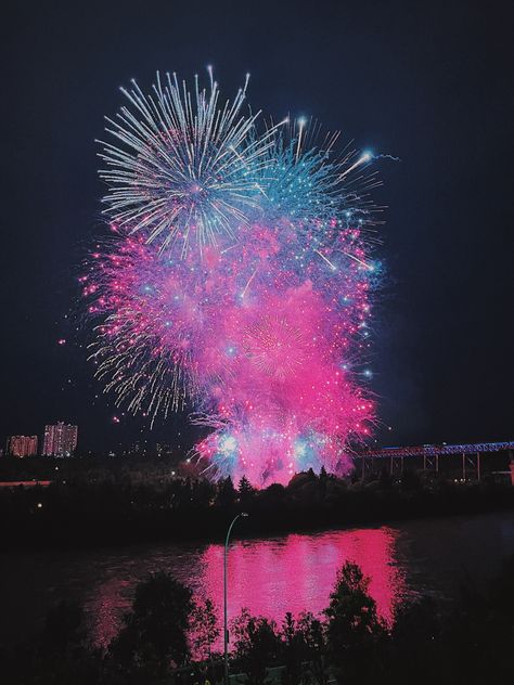 #canadaday #fireworks #fireworkaesthetic #festive #photography #photoinspiration #vsco #aesthetic Pretty Fireworks, Firework Aesthetic, Festive Photography, Aesthetic Fireworks, Canada Day Fireworks, Fireworks Aesthetic, Underrated Artists, Pink Fireworks, Xv Ideas