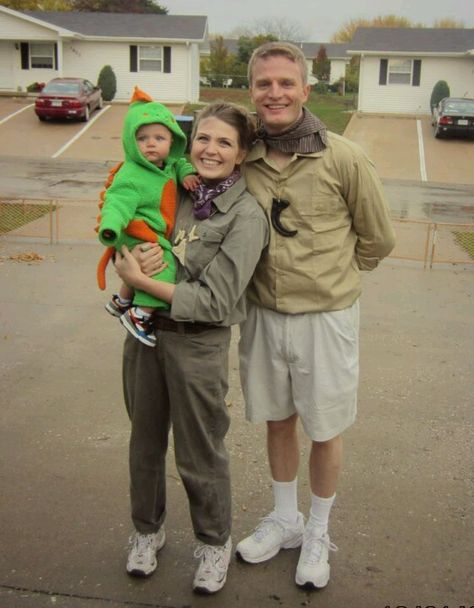 Paleontologists and their dinosaur (family costumes) Paleontologist Costume, Jurassic Park Costume, Moda Safari, Dinosaur Halloween Costume, Family Costumes Diy, Toddler Age, Halloween 2020, Family Costumes, Family Halloween Costumes