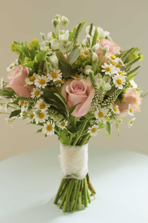 Light Pink Wildflower Bouquet, Light Pink Rose Centerpiece, Simple Bridal Bouquets Summer, Edible Wedding Bouquet, Daisy Roses Bouquet, Pink White And Green Flower Bouquet, Outdoor Wedding Bouquet Ideas, Daisy And Pink Bouquet, Bouquet Wedding Daisy