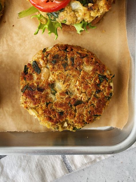 Spinach & White Bean Burgers - Something Nutritious White Bean Fritters, White Bean Burger Recipe, Spinach White Bean, White Bean Burgers, White Bean Burger, Vege Burgers, Homemade Sriracha, Spinach Burgers, Spinach Cake