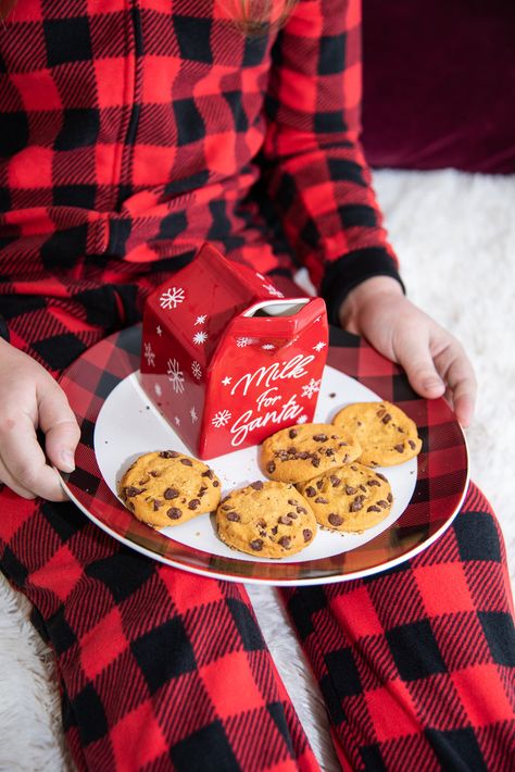 Christmas Cookie Photography, Cookies Photography Ideas Inspiration, Christmas Cookie Photo Shoot, Christmas Cookies Photography, Christmas Lifestyle Photography, Bens Cookies, Christmas Shoot Ideas, Ben's Cookies, Christmas Food Photography