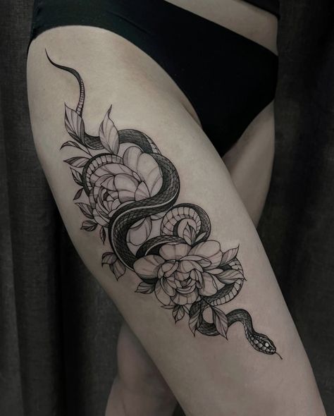 Snake Around Thigh Tattoo, Snake Tattoo Thigh Women, Snake Side Tattoo Women, Tattoo Ideas Female Half Sleeve, Snake Thigh Tattoo, Front Thigh Tattoos, Calf Tattoos For Women, Upper Thigh Tattoos, Side Tattoos Women