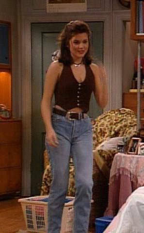 Kelly Kapowski 80s Classy Fashion, 90s Vest Outfits For Women, 90s And 00s Fashion, Kelly Bundy Outfits, Simple 90s Outfit, 23 Year Old Outfits, Tiffany Outfits, 90s Outfits Ideas, Kelly Kapowski Style