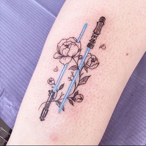 Lightsaber Tattoo, Tato Geometris, Sabre Laser, Inspiration Tattoo, Tato Lengan, Star Wars Tattoo, 문신 디자인, Disney Tattoos, Back Tattoos