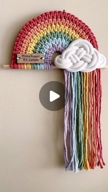 Rainbow Macrame Wall Hangings Diy, Rainbow Macrame Tutorial, Summer Macrame Ideas, Craft Ideas For Your Room, Macrame Rainbow Diy Tutorial, Macrame Crafts To Sell, Macrame Design Pattern, Macrame Diy Patterns, Macrame Unicorn