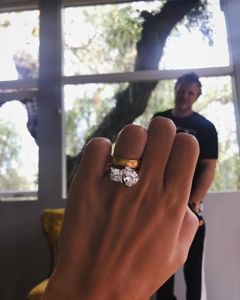 Double Diamond Engagement Ring, Emrata Instagram, Fine Engagement Rings, Trending Engagement Rings, Engagement Celebration, Pretty Star, Celebrity Engagement Rings, Ring Trends, Harry Winston