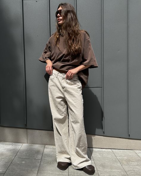 HIGHSTREET total look🤎 Oversized distressed t-shirt / color: brown / size: XS-XL / 2600₴ ⠀ Roughed-up jeans / color: off white / size: S, M, L / 3400₴ ⠀ highstreet.com.ua Distressed T Shirt, Oversize T Shirt, Total Look, Women Clothes, Jeans Color, T Shirt Women, Oversized Tshirt, Colored Jeans, Shirt Color