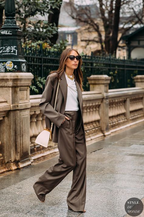 Cropped Blazer Street Style, Printemps Street Style, Paris Street Style Spring, 2020 Street Style, Wide Leg Pants Outfits, Walking Down The Street, Fashion Week Spring 2020, Leg Pants Outfit, All Black Looks