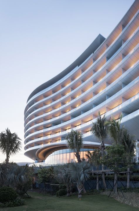 Curve Building, Hotel Design Architecture, Hotel Facade, Hotel Exterior, Resort Architecture, Modern Architecture Design, Plans Architecture, Modern Architecture Building, Blue Bay