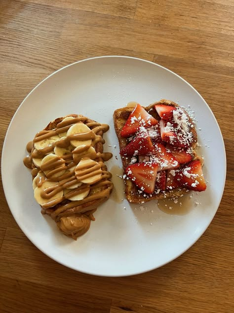 French Toast with bananas, peanut butter, strawberries, maple syrup, and powdered sugar 😋 Peanut Butter Toast With Banana, French Toast With Bananas, Peanut Butter Banana Toast, Strawberries And Bananas, Fruit Toast, Banana Toast, Good Morning Breakfast, Healthy Food Dishes, Healthy Food Motivation