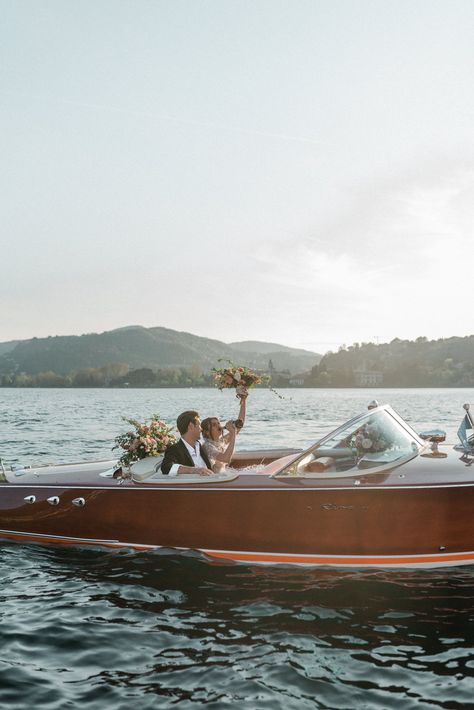 Villa Pizzo Wedding Inspiration - Speed wooden boat ride on the Lake Como in Classic Como Boats. Getaway Boat Wedding, Wooden Boat Wedding, Boat Wedding Party, Wooden Boat Wedding Photos, Wooden Boat Engagement Photos, Greek Proposal, Wedding On Boat, Boat Proposal, Lake View Wedding