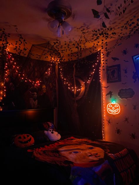 Halloween Aesthetic Rooms, Orange Halloween Lights Indoor, Halloween Dorm Room Decor, Halloween Bedroom Inspiration, Halloween Aesthetic Room Ideas, Small Room Halloween Decor, Room Ideas Aesthetic Halloween, Room Ideas Aesthetic Horror, Fall Aesthetic Room Ideas