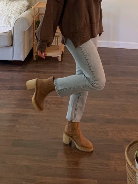 Outfit Idea With Chelsea Boots, Free People James Chelsea Boot, Brown Chelsea Boots Outfit Women Winter, How To Style Taupe Chelsea Boots, Styling Tan Chelsea Boots Women, Fall Outfits Tan Boots, Women’s Boots Outfit, How To Style Short Boots With Jeans, Chunk Boot Outfit