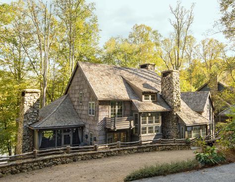 Mountain House Exteriors, Rustic House Exterior, Mountain House Interior, Mountain Home Exterior, Rustic Lake Houses, Lake Houses Exterior, Rustic Homes, Palm Beach Style, Mountain Cottage