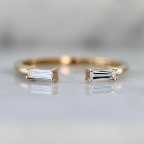 Dainty Baguette Cut Moissanite Wedding Band Stackable Band - Etsy Gem Breakfast, Handmade Wedding Band, Baguette Wedding Band, Delicate Engagement Ring, Bling Ideas, Baguette Engagement Ring, Ring Baguette, Total White, Gold Promise Rings