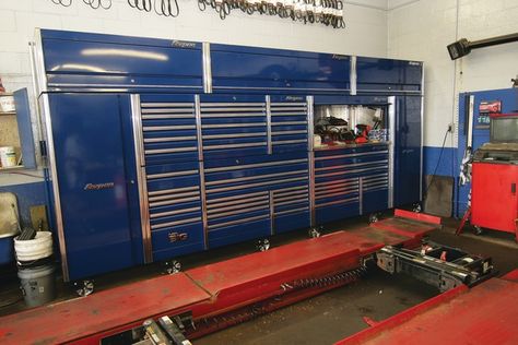 Technician shows off Snap-on EPIQ Series tool storage system. Snap On Tool Box Ideas, Tool Box Ideas, Snap On Tool Box, Toolbox Organization, Custom Tool Boxes, Snap On Tool, Tool Box Cabinet, Mechanic Tool Box, Organising Ideas