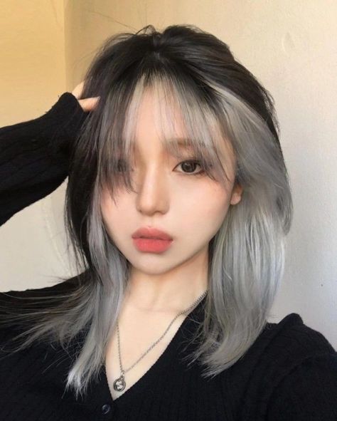 Korean Hair Dye, Skunk Hair, Two Toned Hair, Korean Hair Color, Hair Color Underneath, Hair Color Streaks, Asian Short Hair, Dyed Hair Inspiration, Hair Inspiration Short