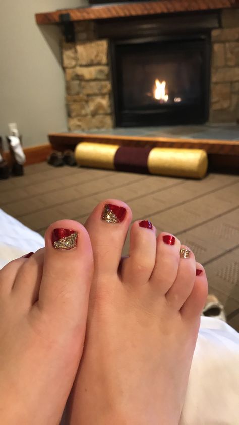 Winter New Years pedicure Pedicure Ideas Simple, New Years Pedicure, Pedicure Ideas Winter Toenails, Winter Toenails, Pedicure Ideas Winter, Pedicure Ideas, Pedicure Designs, Toe Nail Art, Nail Art Diy