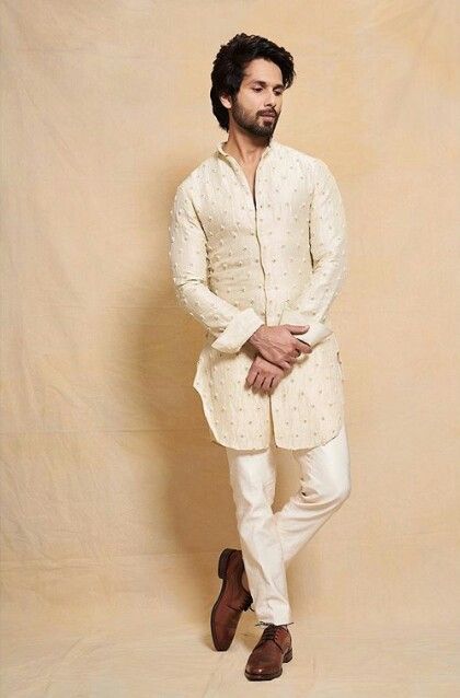 Fancy Kurta For Men, Indo Western Outfits For Men, Traditional Indian Mens Clothing, Suits For Guys, Mira Kapoor, Men Wardrobe, India Fashion Men, Jodhpuri Suits, Mens Clothing Trends