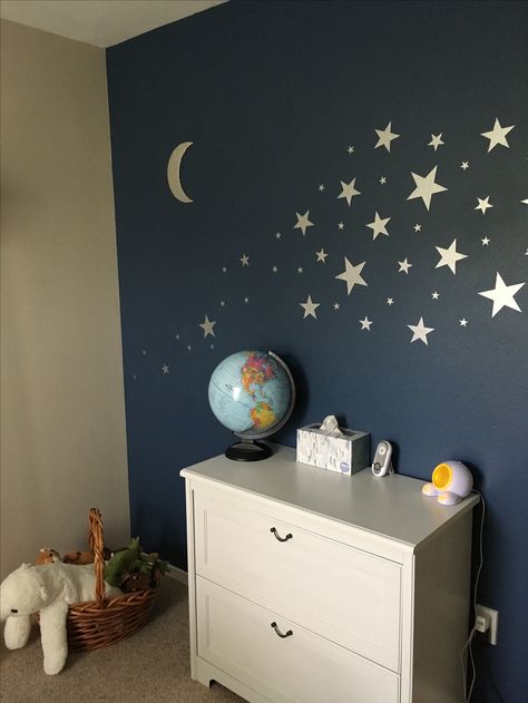 Child's bedroom with dark blue wall and silver stars and moon Blue Wall With Stars, Moon And Stars Bedroom Ideas, Dark Blue Girls Bedroom, Dark Blue Kids Room, Moon And Star Bedroom Ideas, Dark Blue Boys Bedroom, Star Themed Bedroom, Moon And Stars Bedroom, Teal Kids Bedroom