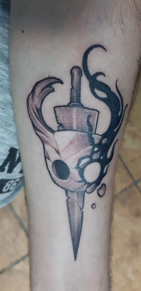 Tatuagem Hollow Knight, Hollow Knight Tattoo Ideas, Warframe Tattoo, Generic Tattoos, Undertale Tattoo, Borderlands Tattoo, Dota Tattoo, Bioshock Tattoo, Kingdom Hearts Tattoo