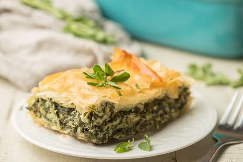 Amazing Vegan Spanakopita - Connoisseurus Veg Vegan Desserts Healthy, Vegan Spanakopita, Spanakopita Recipe, Phyllo Pastry, Vegan Feta, Food Magic, Vegetarian Day, Savoury Pies, Vegan Greek