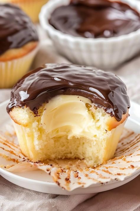 Creme Cupcake, Boston Cream Pie Cupcakes, Cream Pie Cupcakes, Boston Cream Cupcakes, Moist Vanilla Cupcakes, Pastry Cream Filling, Cupcakes With Chocolate, Pie Cupcakes, Cream Cupcakes