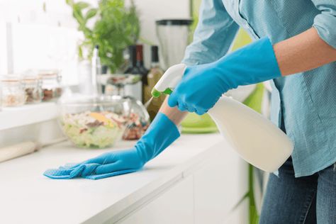 The dirtiest places in your home...and how to clean them! These are the items with the most germs that we often forget about. But they’re the spots you absolutely have to clean! Professional House Cleaning, Cleaning Agent, House Cleaning Services, Natural Cleaners, Rubber Gloves, Cleaners Homemade, Cleaning Checklist, Green Cleaning, House Cleaning Tips