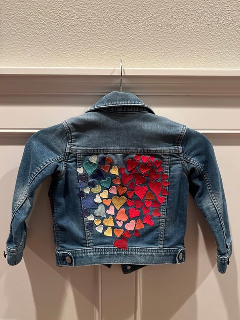 Upcycled GapKids Jean Jacket. I appliquéd scraps of drapery samples in the shape of hearts to form one big heart. Upcycled Jean Jacket, Jean Jacket Art, Denim Embellishment, Jeans Crochet, Jean Jacket Diy, Denim Jacket Embroidery, Jeans Refashion, Customised Denim Jacket, Jacket Embroidery