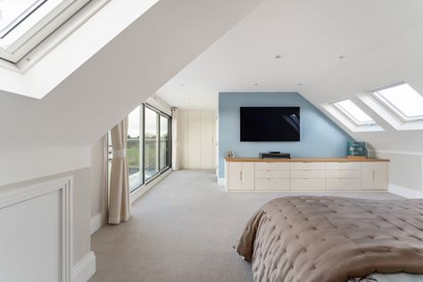 Master Suite Loft Conversion, Loft Conversion Bedroom Master Suite Floorplan, Loft Conversion Bedroom With Ensuite, Loft Extension Ideas, Loft Conversion Master Suite, Loft Conversion Bedroom Master Suite, Attic Master Suite Angled Ceilings, Loft Master Suite, Loft Conversion Ideas Layout