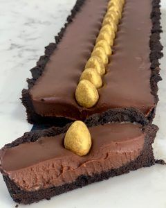 Chocolate Dessert For Easter, Easy Chocolate Easter Desserts, Easter Desserts Chocolate, Easy Tarts, Easter Recipes Dessert, Easter Baking Ideas, Cadbury Recipes, Easter Tart, Weetabix Recipes