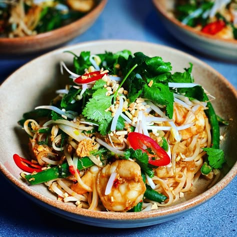 Prawn Pad Thai — Em's Food For Friends Prawn Pad Thai Recipe, Asian Prawns, Thai Prawn Recipes, Prawn Noodle Recipes, Asian Feast, Prawn Pad Thai, Pad Thai Recipe Authentic, Thai Food Dishes, Prawn Noodles