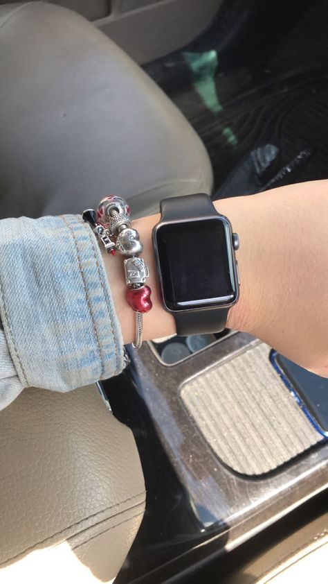 Apple Watch Black Aesthetic, Pandora And Apple Watch, Pandora Y Apple Watch, Black Apple Watch Style Women, How To Style Apple Watch, Pandora Bracelet With Apple Watch, Apple Watch Astethic, Apple Watch And Pandora Bracelet, Apple Watch Series 8 Women