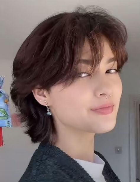 Short Haircuts For Women Wolfcut, Messy Shag Haircut Short, Elleerasmuss Hair, Shaggy Curtain Bangs Short Hair, Jelly Fish Haircut Korean, Layered Back Of Hair Short, Frida Haircut, "bixie" Haircut 90s Round Face, Short Shaggy Hairstyle Women