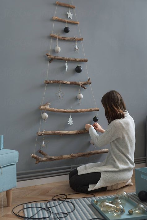 Handmade Tree Decorations, Christmas Tree Minimal, Alternative Christmas Tree Diy, Diy Christmas Activities, Eco Friendly Christmas Decorations, Sustainable Christmas Decorations, Christmas Decor Ideas Bedroom, Kitchen Christmas Decor, Christmas Decor Ideas 2023