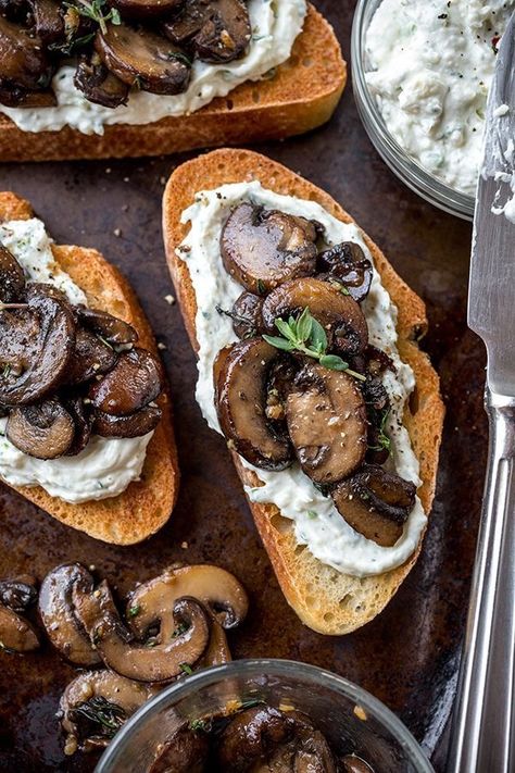 Ricotta Spread, Tapas Ideas, Herbed Ricotta, Tapas Party, Resep Diet Sehat, Mushroom Toast, Resep Diet, Bar Food, Garlic Mushrooms