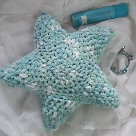 Beach Pillows Diy, Crochet Seashell Pillow, Crochet Starfish Pillow, Crochet Shell Pillow, Crochet Ocean Theme, Beachy Crochet Ideas, Beach Themed Crochet, Ocean Themed Crochet, Amigurumi Star