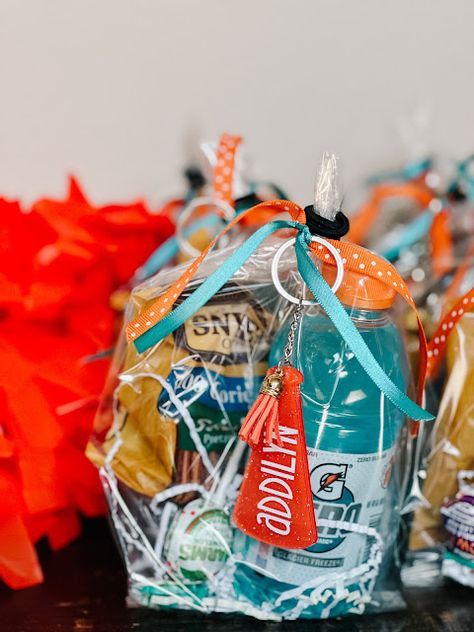 Cheerleading snack ideas Cheer Halftime Snacks, Cheerleading Treat Bags, Cheerleading Snacks Team Mom Cute Ideas, Cheer Comp Snacks, Cheer Camp Snack Ideas, Team Snack Bags Volleyball, Football Team After Game Snacks, Cheer Game Snack Ideas, Cheer Snack Ideas Team Mom