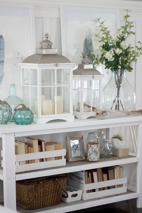 Craftberry Bush | Summer House Tour | http://www.craftberrybush.com Deco Marine, Coastal Decorating Living Room, Decor Ikea, Coastal Living Rooms, Coastal Bedrooms, Coastal Living Room, Beach Cottage Style, Nautical Home, Design Del Prodotto