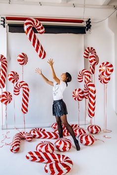 Christmas Idea Photoshoot, Christmas Studio Pictures, Holiday Photoshoot Backdrop, Christmas Decorations Photoshoot, Christmas Photoshoot Decor Ideas, Easy Christmas Backdrops For Pictures, Holiday Studio Photography, Christmas Sets Photography, Christmas Decor Ideas Photostudio