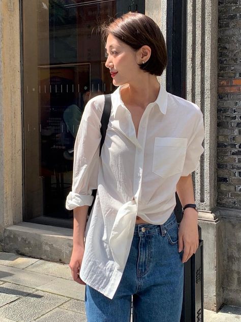 Oversized White Button Up Shirt Outfit Summer, Loose Button Up Shirt Outfit Women, White Tshirt Outfit Casual, Oversized White Button Up Shirt Outfit, Oversized White Button Down Outfits, White Oversized Shirt Outfit, Oversized Button Down Shirt Outfit, Tucked In Shirt Outfit, White Button Down Outfit