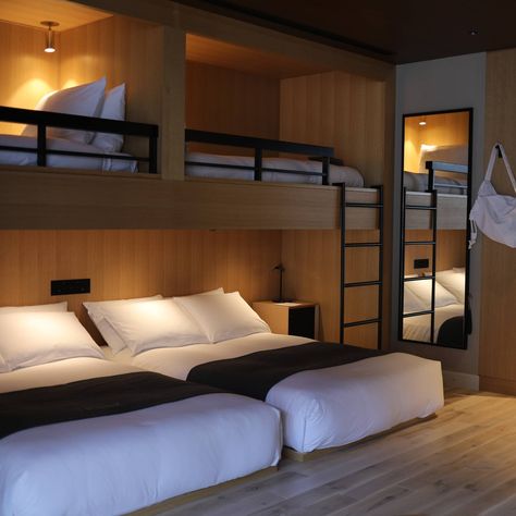 Trunk Hotel, Modern Bunk, Hiasan Dalaman Rumah, Bunk Bed Rooms, Hostels Design, Bunk Beds Built In, Bunk Rooms, Bunk Bed Designs, Hotel Room Design