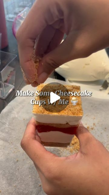 Strawberry Crunch Shooters, Diy Cheesecake Cups, How To Make Cheesecake Cups, Cheesecake Charcuterie Board Ideas, Curro Cheesecake, Strawberry Crunch Cheesecake Cups, Desert Cups Ideas, Strawberry Cheesecake Shooters, Cheesecake In A Cup