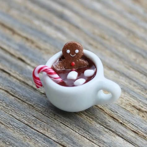 Polymer Clay Hot Cocoa, Christmas Clay Crafts Air Dry, Cute Polymer Clay Ideas Kawaii, Air Dry Clay Projects Christmas, Polymer Clay Christmas Ornaments Diy, Christmas Air Dry Clay Ideas, Christmas Polymer Clay Ideas, Polymer Clay Gingerbread Man, Clay Gingerbread Man