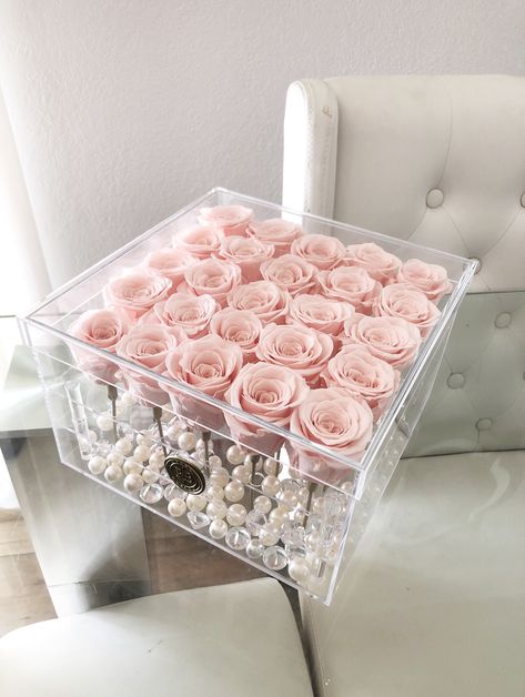 Acrylic Gift Box Ideas, Preserved Roses Arrangement, Flower Decor Ideas, Jewelry Shop Display, Rosen Box, Luxury Flower Bouquets, Ikebana Flower, Flower Box Gift, Diy Arrangements