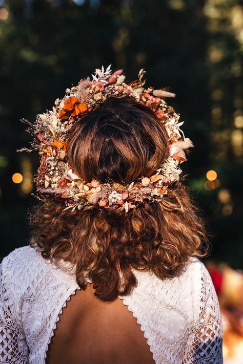 Beautiful Dried Flower Crown for Boho Bride Flower Crown Wedding Curly Hair, Curly Hair Flower Crown, Vegan Grazing Table, Hair Color Ideas Summer, Fall Flower Crown, Water Lantern, Wedding Woodland, Dried Flower Crown, Bridal Accesories