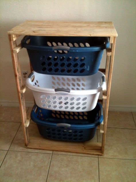 Laundry Dresser made from Pallets | Organize your home | Get your kids involved | Hacks, tips and tricks to easily organize life at home Basket Dresser, Laundry Basket Dresser, Diy Laundry Basket, Diy Muebles Ideas, Laundry Basket Organization, Diy Laundry, Laundry Baskets, Basket Organization, Diy Pallet Projects